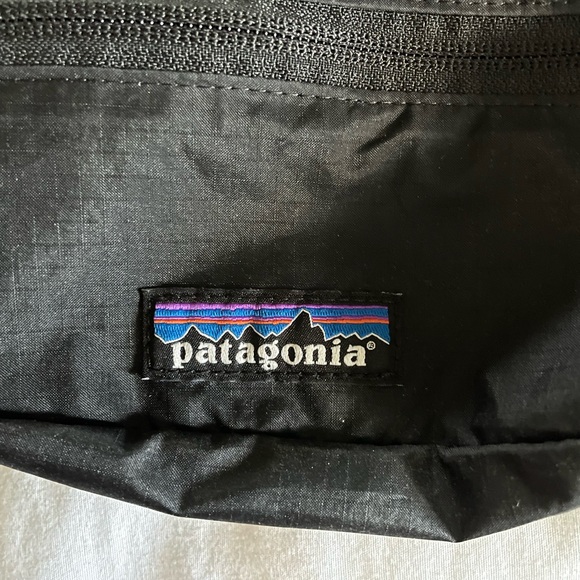 SOLD Black Patagonia Ultralight Black Hole Mini Hip Pack - Picture 2 of 7